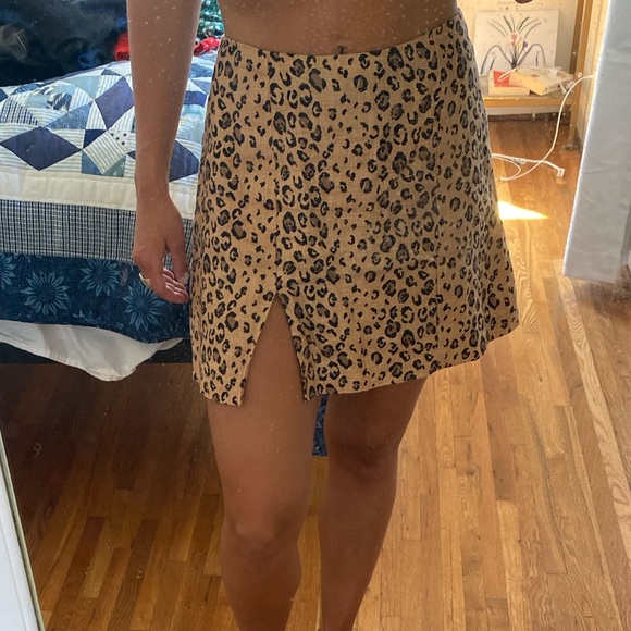 Reformation size 4 mini cheetah print skirt - Picture 4 of 4